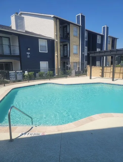 Mira Bella — Pool & Amenities