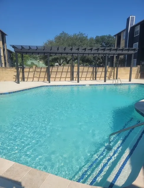 Mira Bella — Pool & Amenities